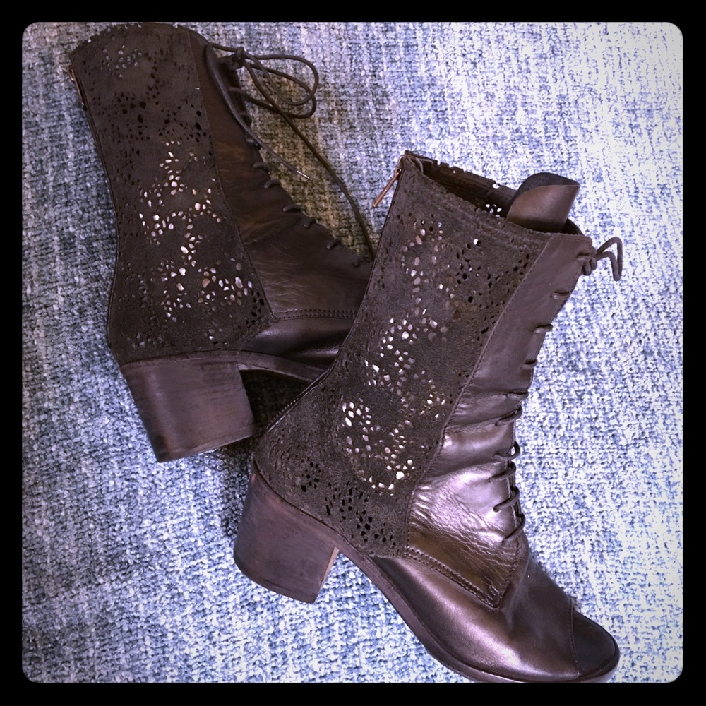 LD Tuttle black boots